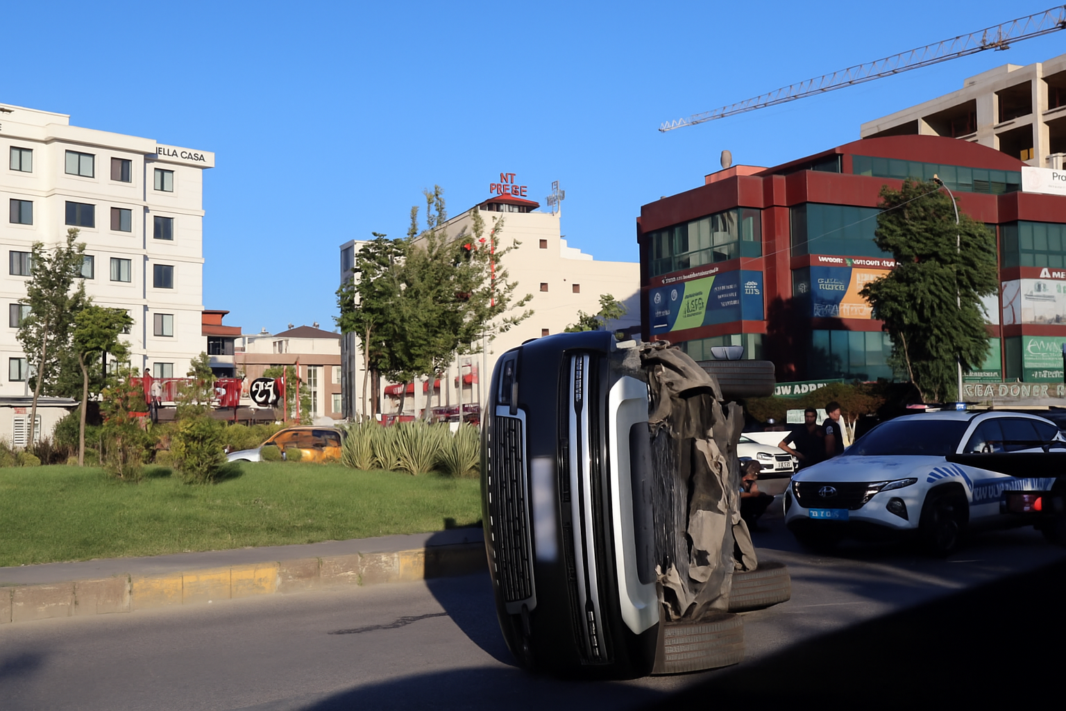 Tuzla’da Takla Atan Araç Korkuttu: Can Kaybı Yaşanmadı