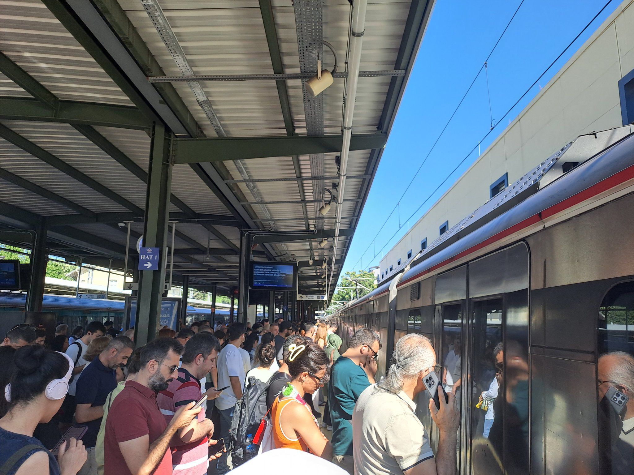 Marmaray’da Teknik Arıza: Seferler Aksıyor, Yoğunluk Oluştu