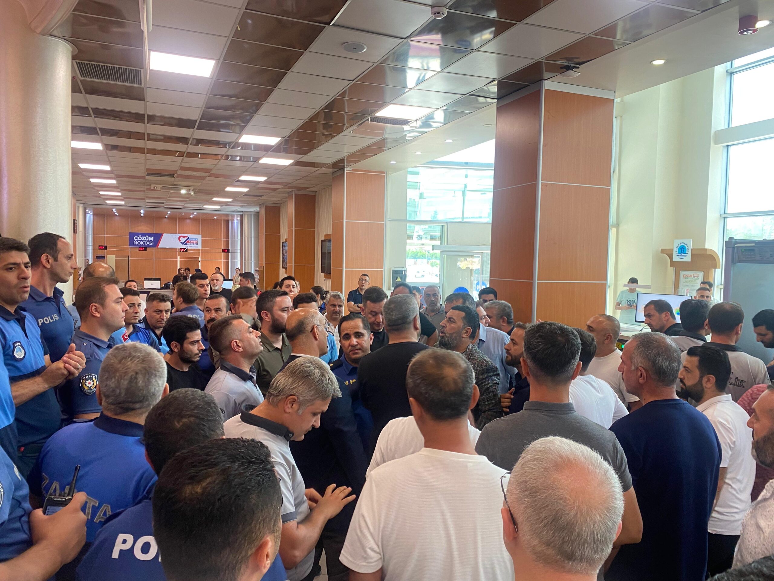 Tuzla Belediyesi Önünde Provakasyon