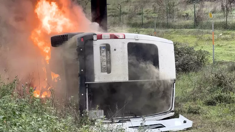 Tuzla’da Kuzey Marmara Otoyolu’nda Minibüs Alev Alev Yandı Tuzla’da Kuzey Marmara Otoyolu’nda Minibüs Alev Alev Yandı