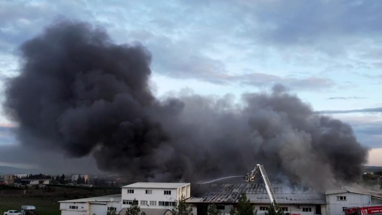 Tuzla Tepeören’de Fabrika Yangını Tuzla Tepeören’de Fabrika Yangını