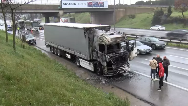 Tuzla TEM Otoyolu’nda Tır Yangını!