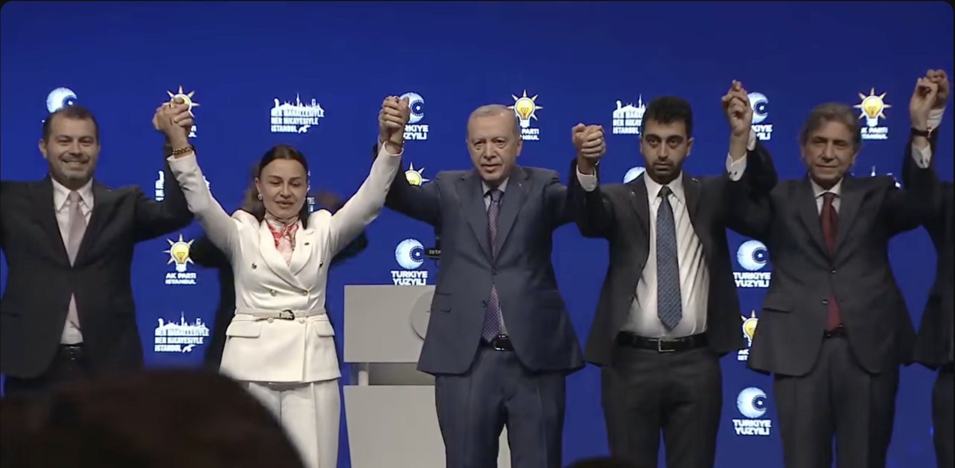 Tuzla Belediye Başkanı Eren Ali Bingöl AK Parti’ye geçti. Tuzla Belediye Başkanı Eren Ali Bingöl AK Parti’ye geçti.