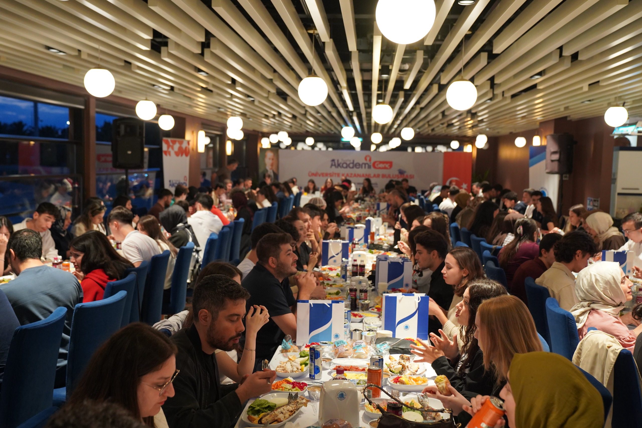 Eren Ali Bingöl, Üniversiteyi Kazanan Gençler İle Buluştu Eren Ali Bingöl, Üniversiteyi Kazanan Gençler İle Buluştu